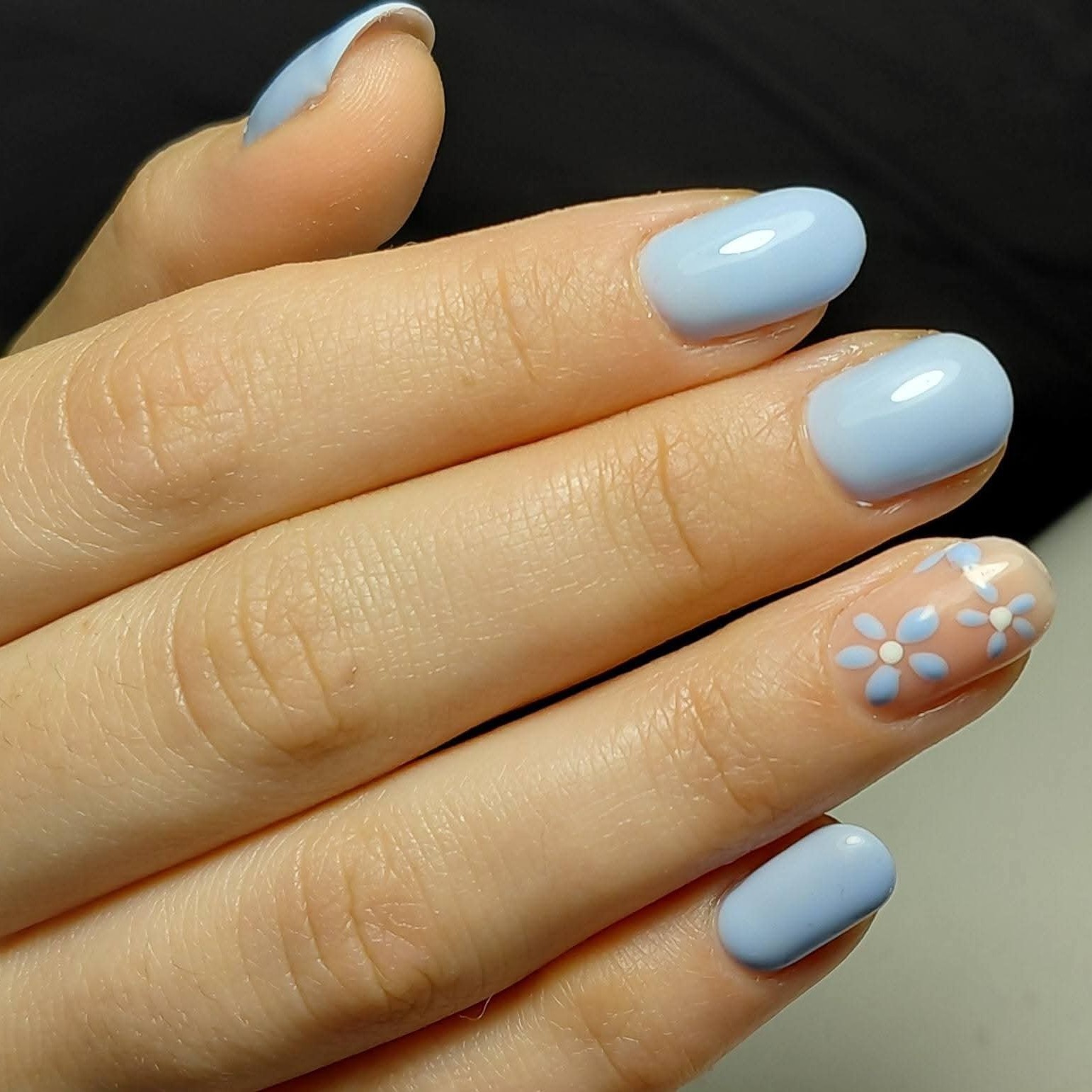 маникюр с изравняване с цветна кучукова основа на къси/ средно дълги нокти – Студио Елора